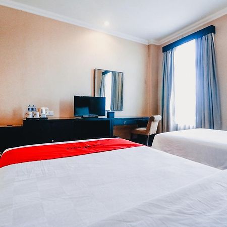 Отель Reddoorz Premium @Jalan Jendral Sudirman Палембанг Экстерьер фото