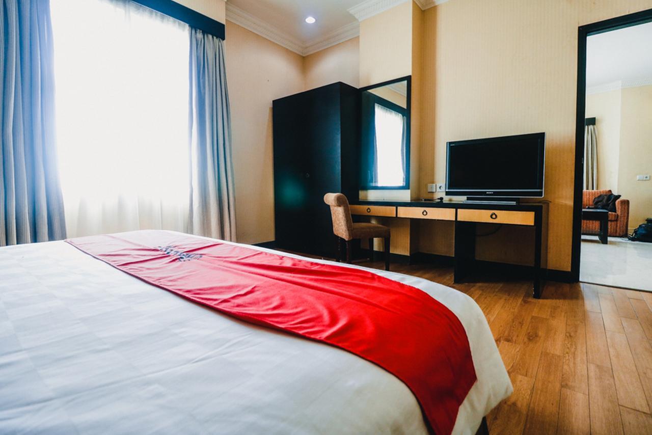 Отель Reddoorz Premium @Jalan Jendral Sudirman Палембанг Экстерьер фото