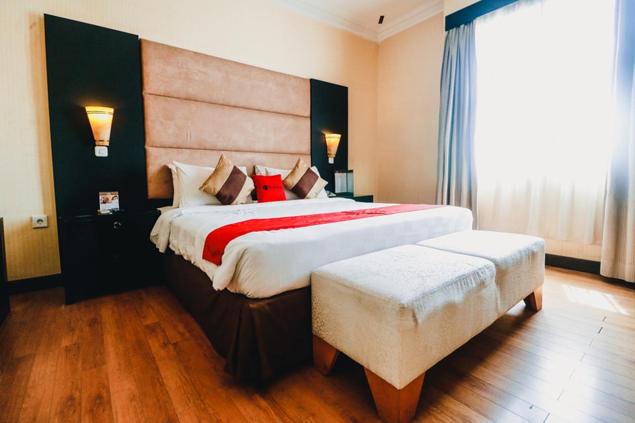 Отель Reddoorz Premium @Jalan Jendral Sudirman Палембанг Экстерьер фото