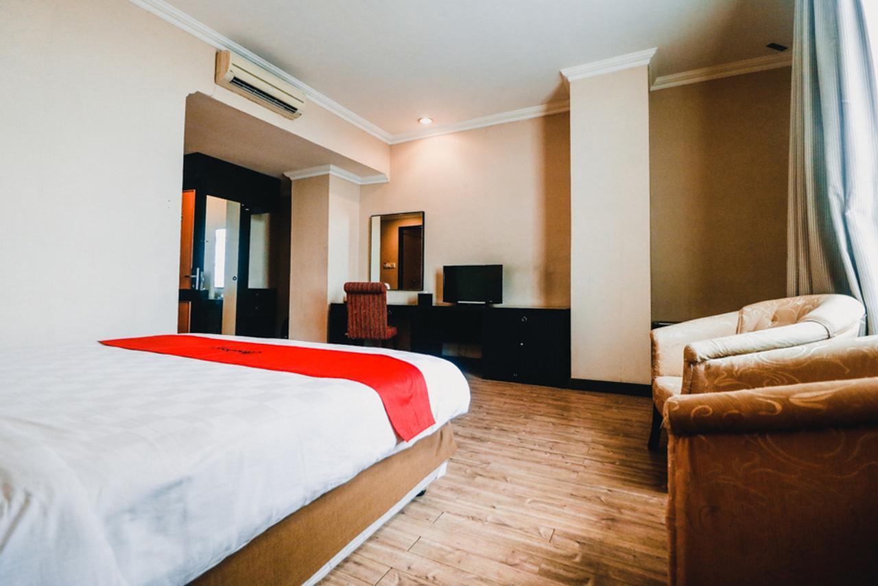 Отель Reddoorz Premium @Jalan Jendral Sudirman Палембанг Экстерьер фото