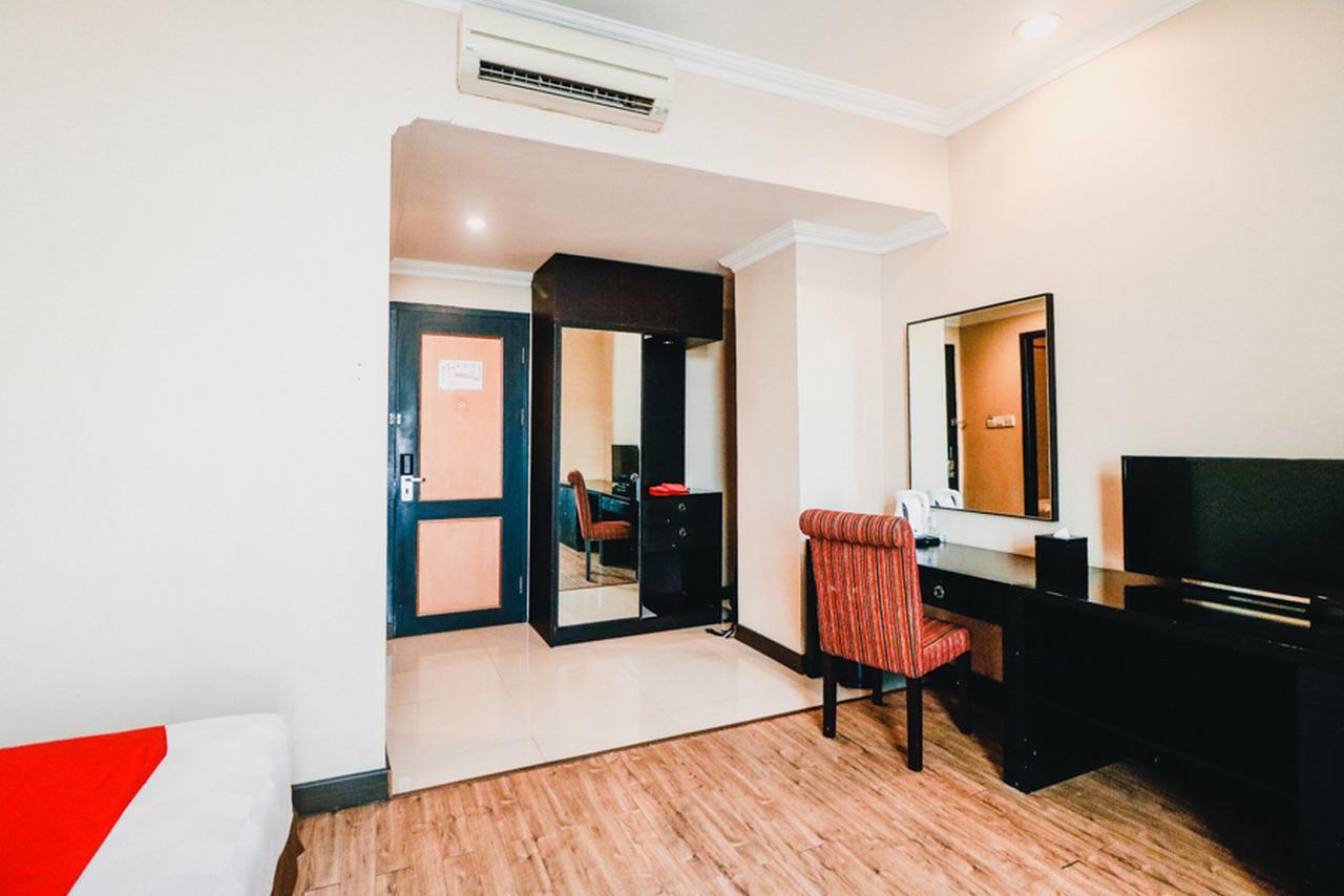 Отель Reddoorz Premium @Jalan Jendral Sudirman Палембанг Экстерьер фото