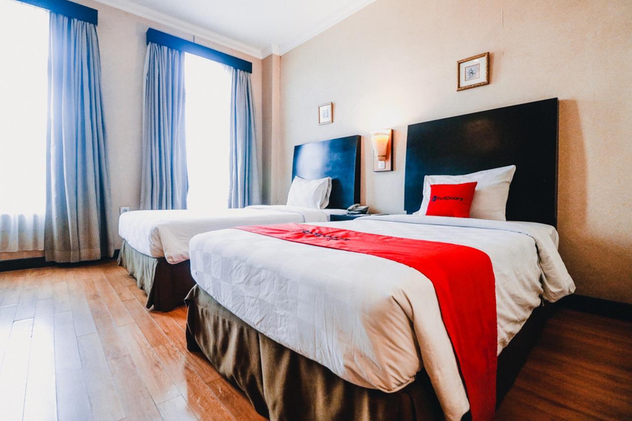 Отель Reddoorz Premium @Jalan Jendral Sudirman Палембанг Экстерьер фото