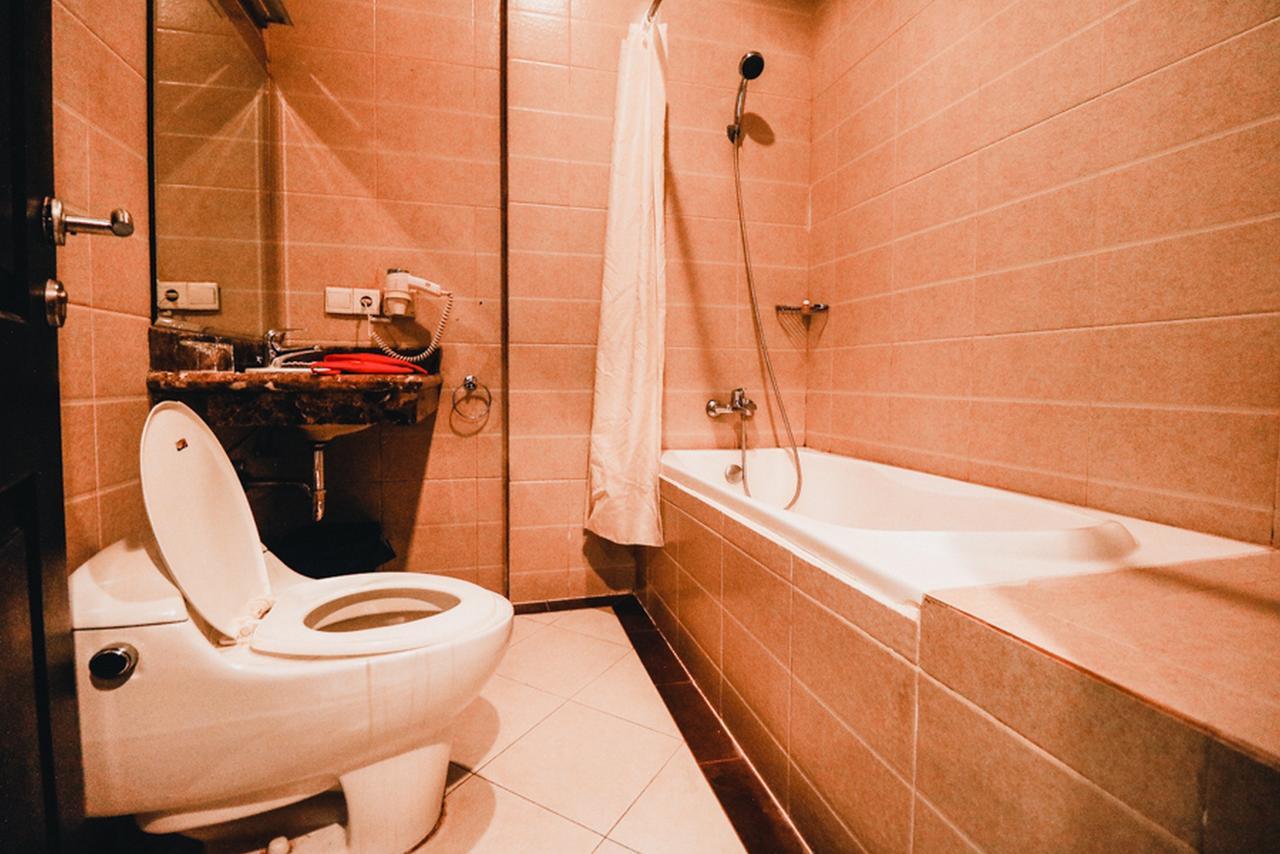 Отель Reddoorz Premium @Jalan Jendral Sudirman Палембанг Экстерьер фото
